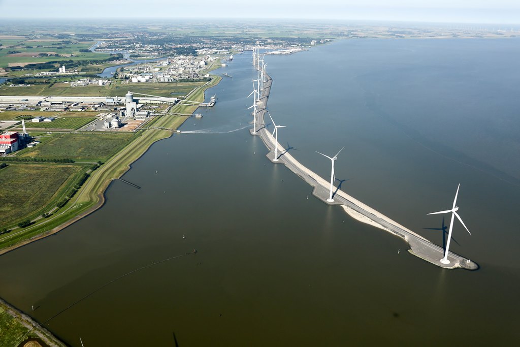 Het Zeehavenkanaal in Delfzijl met rechts de te renoveren schermdijk