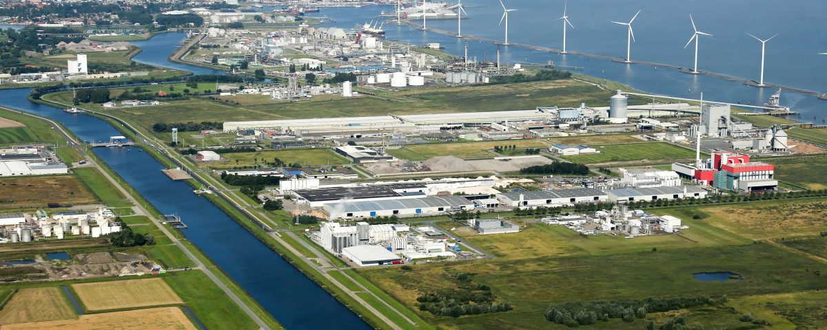 Het industriegebied in Delfzijl met op de achtergrond de Eemshaven