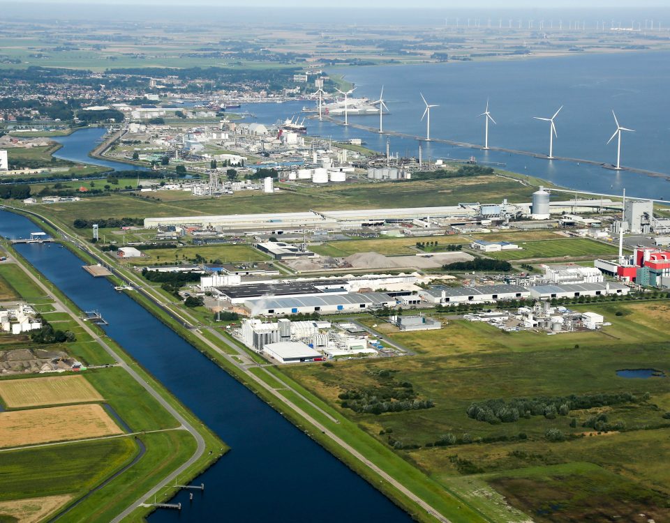 Het industriegebied in Delfzijl met op de achtergrond de Eemshaven