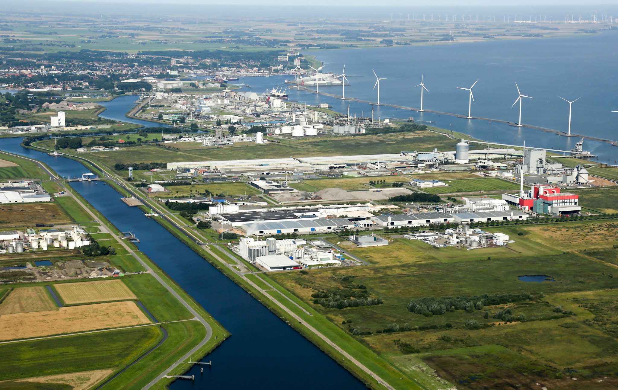 Het industriegebied in Delfzijl met op de achtergrond de Eemshaven