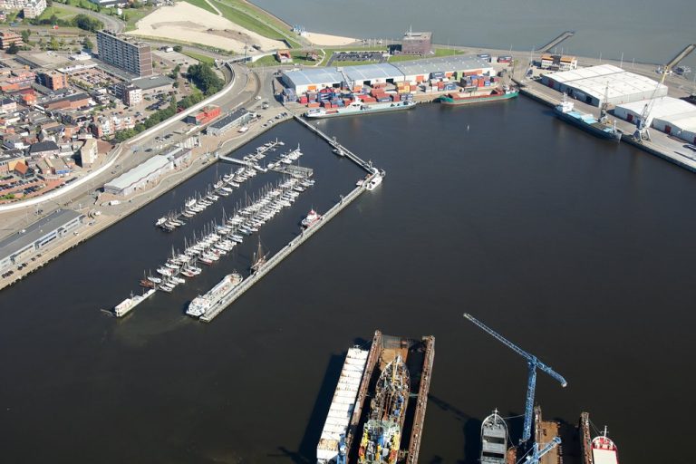 Nieuwe drijvende steiger in Delfzijl
