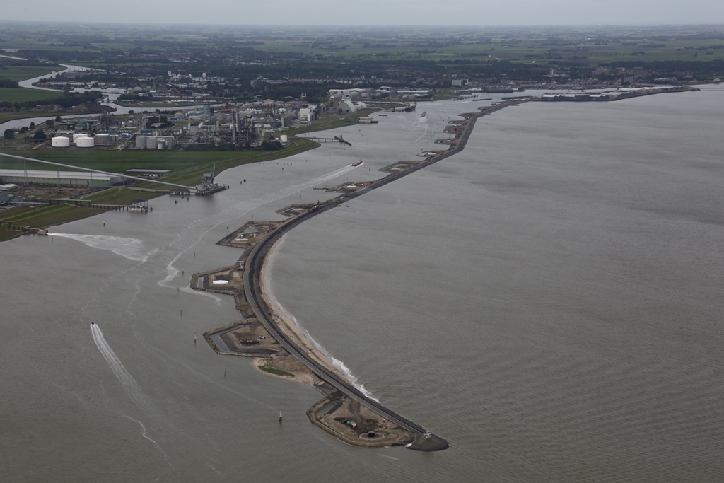 De bouw van de fundaties van de windturbines op de schermdijk in Delfzijl zijn in de afrondende fase