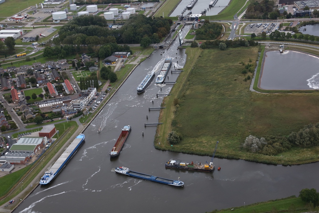 Drukte bij de zeesluis in Delfzijl