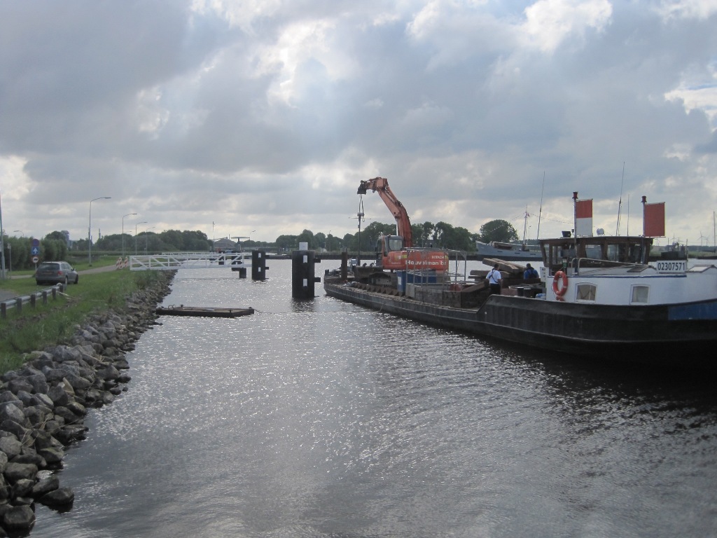 De werkzaamheden aan de nieuwe afmeerfaciliteiten in de Farmsumerhaven zijn in de afrondende fase  