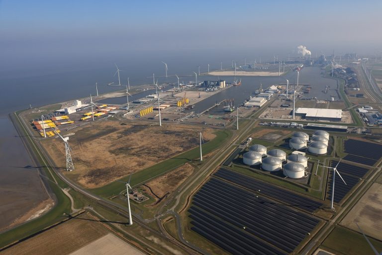 Volop bouwactiviteiten in de Eemshaven