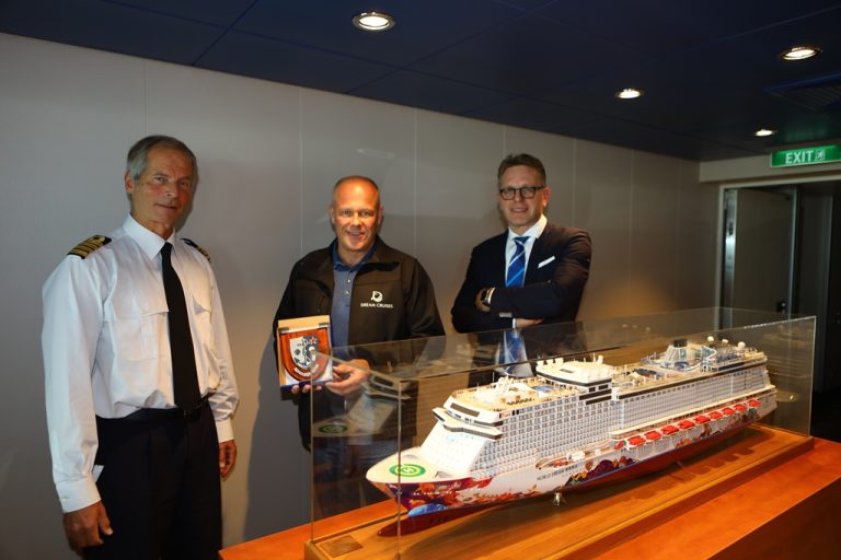 Cruiseschip ‘World Dream’ ontvangt havenschildje Groningen Seaports