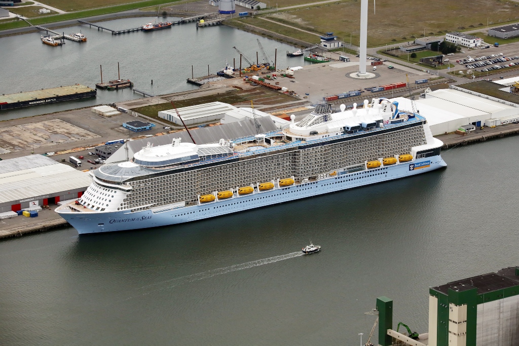 Het cruiseschip Quantum of the Seas ligt afgemeerd in de Julianahaven (Foto Koos Boertjens) 