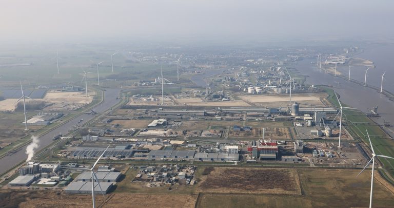 Volop bouwactiviteiten in havengebied Delfzijl