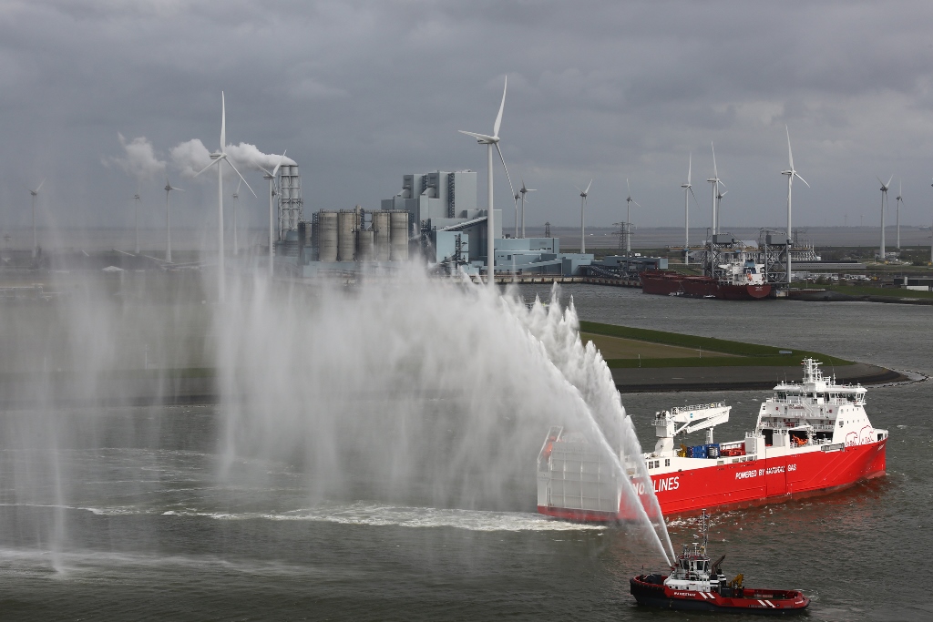 The Norwegian MS Kvitbjørn arrives in Eemshaven