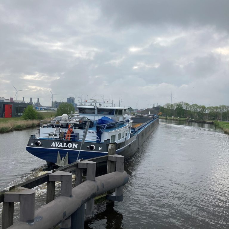 Binnenschip van 135 meter primeur voor Oosterhornhaven in Delfzijl
