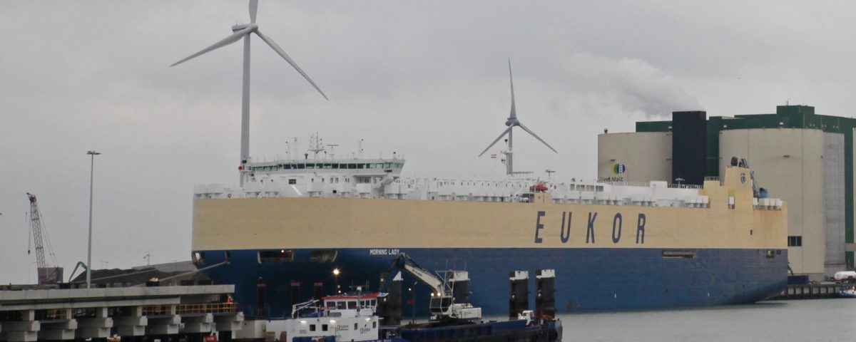 De Morning Lady afgemeerd aan de bulkkade bij Orange Blue Terminals (foto Koos Boertjens)