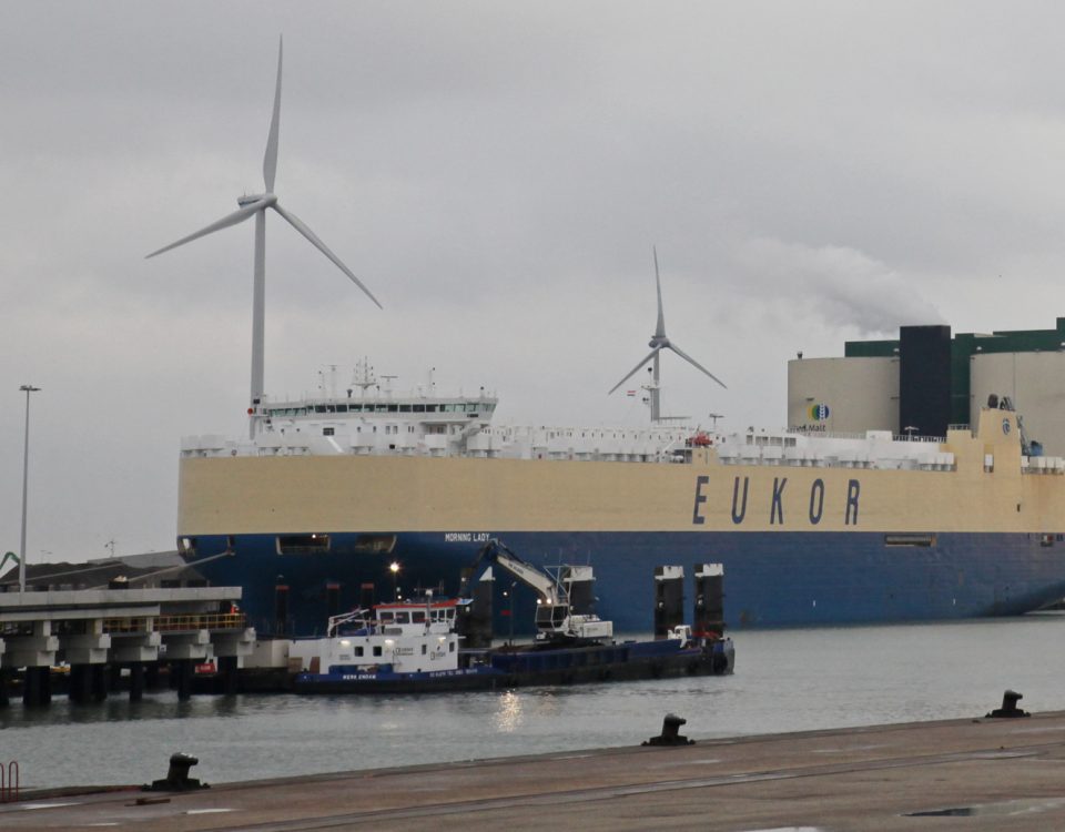 De Morning Lady afgemeerd aan de bulkkade bij Orange Blue Terminals (foto Koos Boertjens)