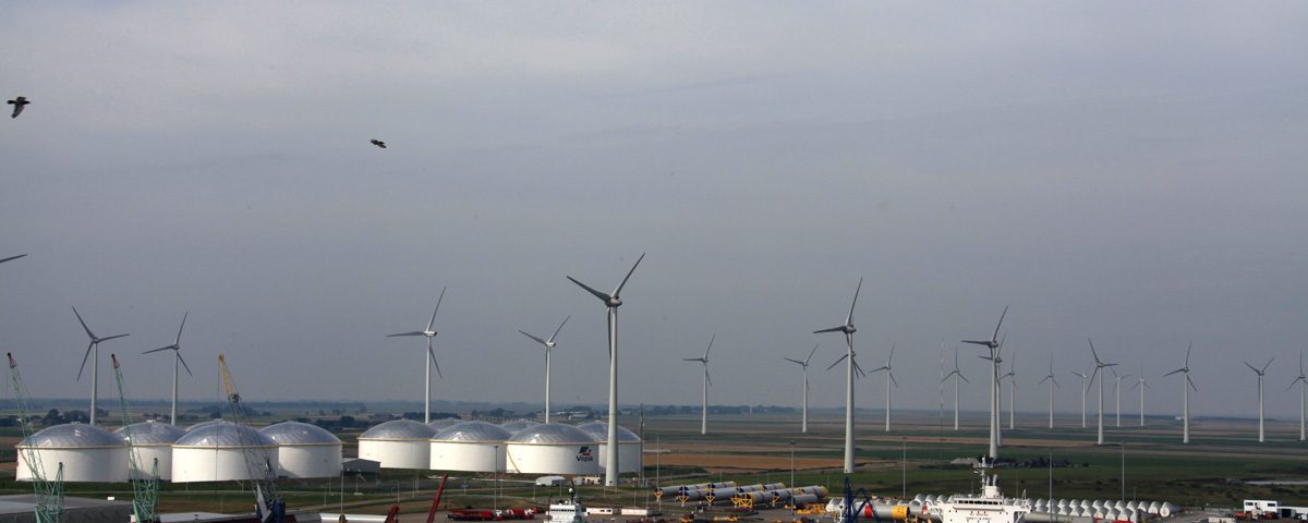 Het eerste ‘olieschip’ MS Eagle Matsuyama ligt afgemeerd aan de nieuwe oliesteiger in de Julianahaven. Links de elf tanks van Vopak Terminal Eemshaven.