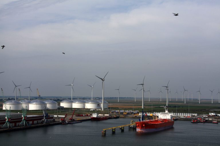Het eerste ‘olieschip’ MS Eagle Matsuyama ligt afgemeerd aan de nieuwe oliesteiger in de Julianahaven. Links de elf tanks van Vopak Terminal Eemshaven.
