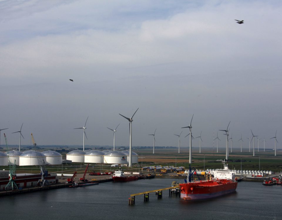 Het eerste ‘olieschip’ MS Eagle Matsuyama ligt afgemeerd aan de nieuwe oliesteiger in de Julianahaven. Links de elf tanks van Vopak Terminal Eemshaven.