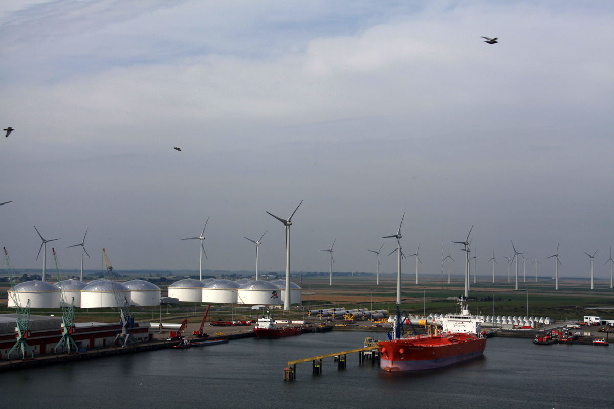  Het eerste ‘olieschip’ MS Eagle Matsuyama ligt afgemeerd aan de nieuwe oliesteiger in de Julianahaven. Links de elf tanks van Vopak Terminal Eemshaven.