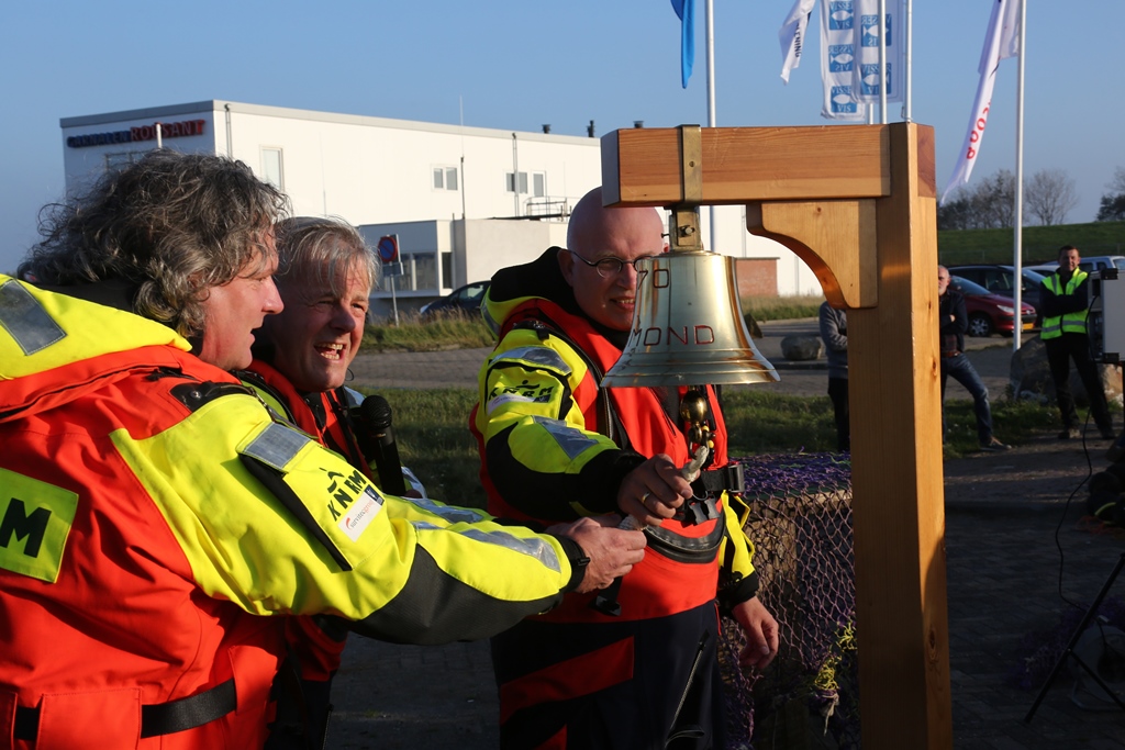 De heren Van Gelder, Post en Staghouwer (vlnr) luiden, na een uitgebreide inspectie, officieel de werkzaamheden van de kadeverlenging in de haven van Lauwersoog in 