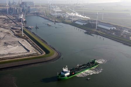 De Pearl River aan het werk in het Doekegatkanaal. Linksachter is de in aanbouw zijnde centrale van RWE/Essent zichtbaar en aan de rechterkant het recyclingbedrijf Theo Pouw.