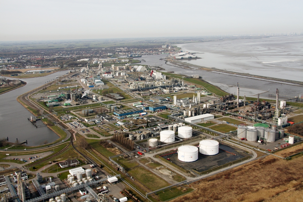 Het chemiecluster in Delfzijl met op de voorgrond Bio MCN