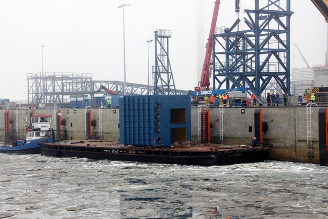 De ponton met het onderdeel voor de RWE centrale aan de nieuwe Oostkade in de Wilhelminahaven (foto Koos Boertjens)