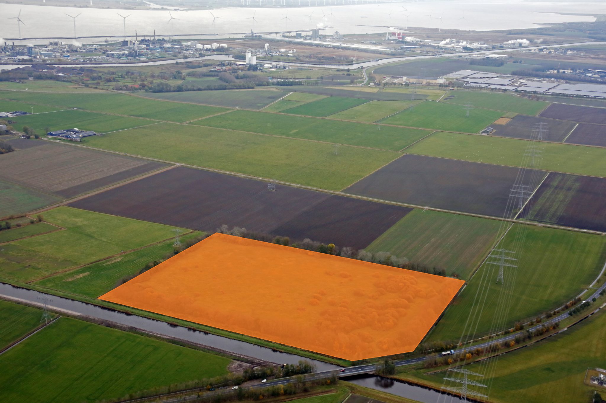 Zonnepark Geefsweer langs de N362 tussen de N33 (bij Fivelpoort) en de rotonde bij ESD. Rechtsboven is het in aanbouw zijnde zonnepark Sunport Delfzijl zichtbaar en op de achtergrond het industriegebied Delfzijl.