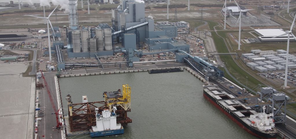 Historisch plaatje van de Wilhelminahaven met links de Eide barge en rechts de Mangarella. Op de achtergrond de energiecentrale van RWE Essent.