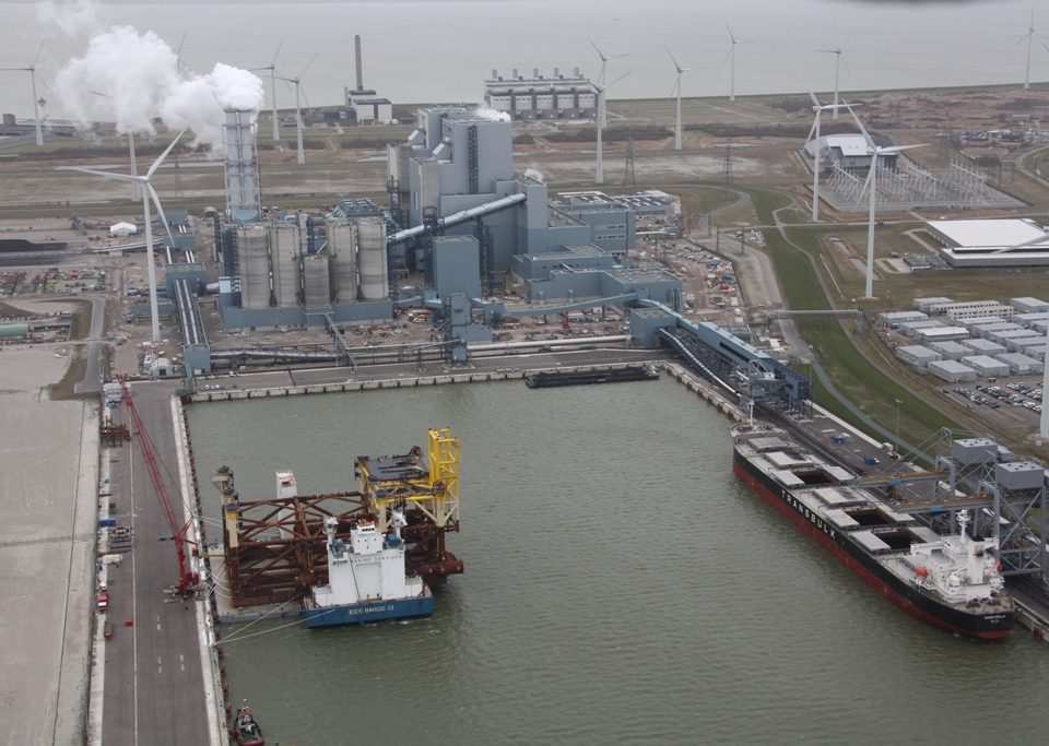 Historisch plaatje van de Wilhelminahaven met links de Eide barge en rechts de Mangarella. Op de achtergrond de energiecentrale van RWE Essent.