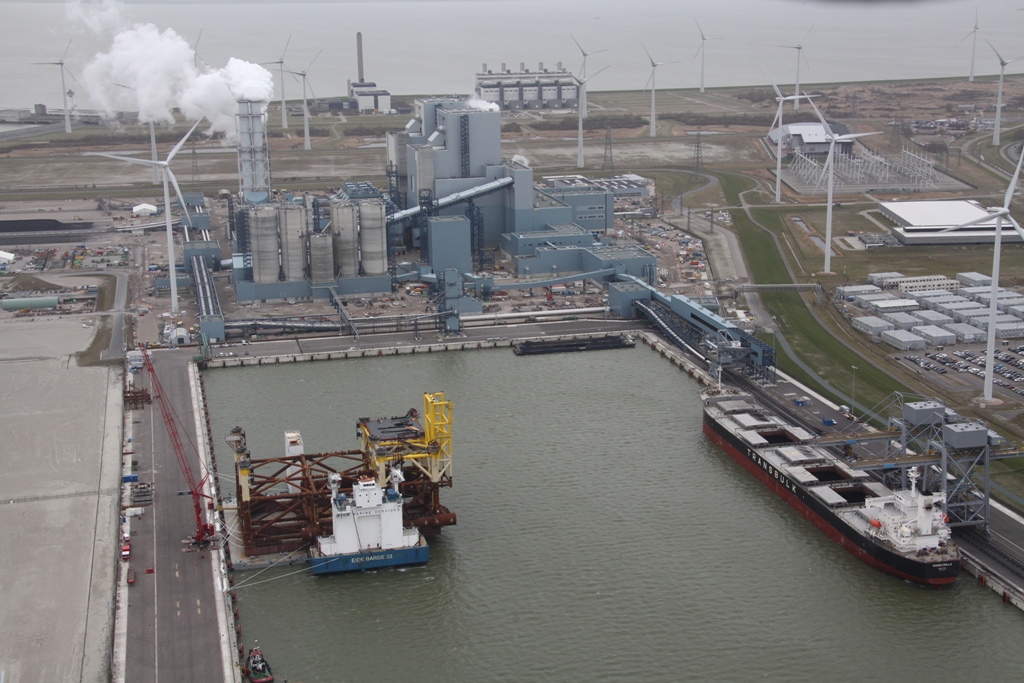 Historisch plaatje van de Wilhelminahaven met links de Eide barge en rechts de Mangarella. Op de achtergrond de energiecentrale van RWE Essent.
