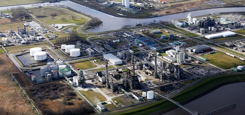 De fabriek van Dutch Glycerine Refinery op het chemiecluster in Delfzijl