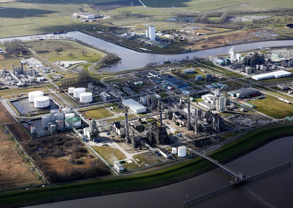 De fabriek van Dutch Glycerine Refinery op het chemiecluster in Delfzijl