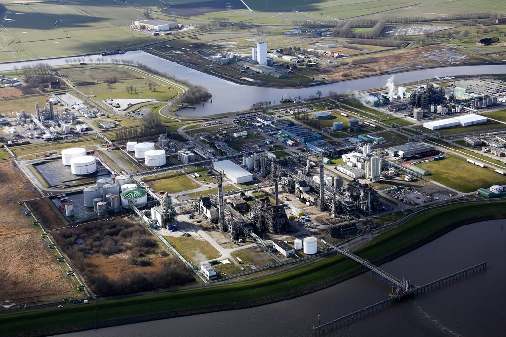 De fabriek van Dutch Glycerine Refinery op het chemiecluster in Delfzijl