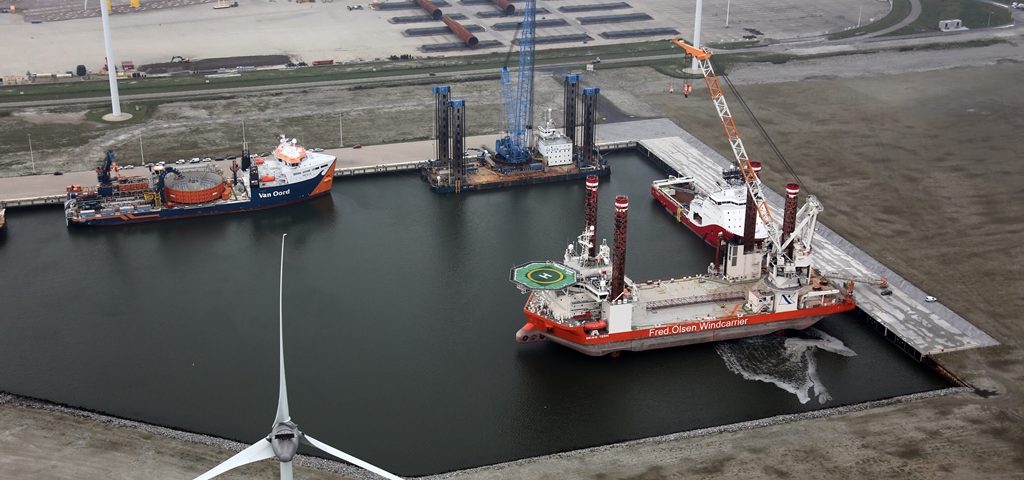 De voltooide Beatrixhaven ligt al vol met offshore vaartuigen