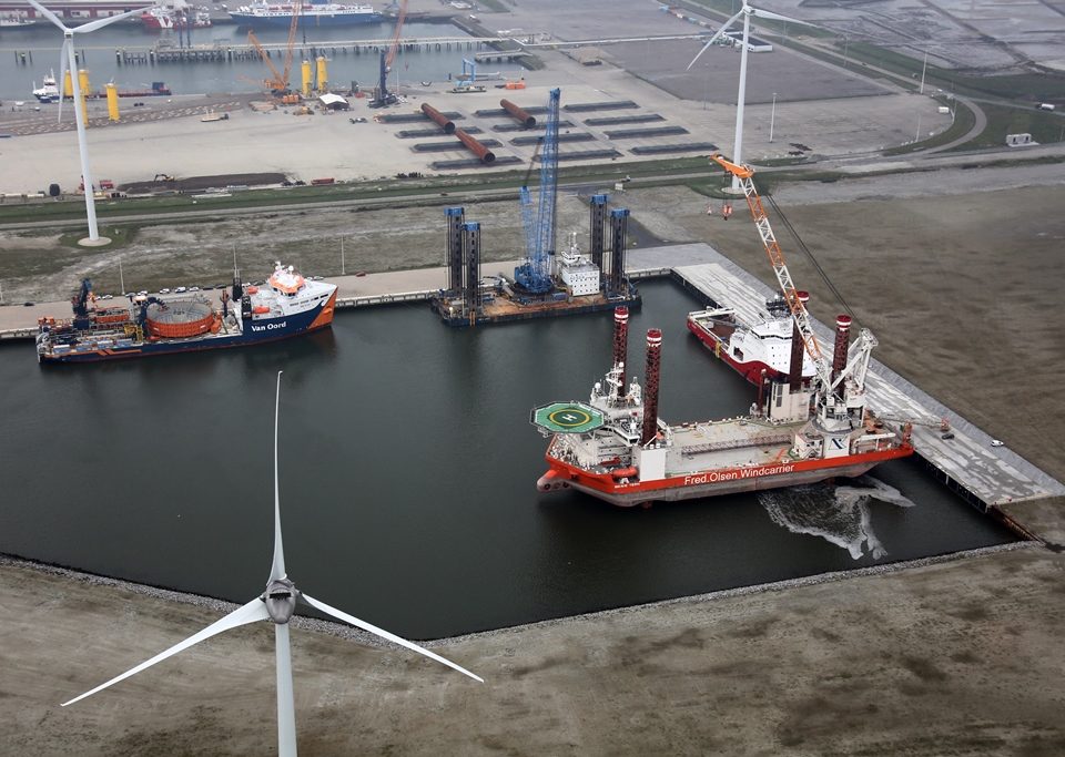 De voltooide Beatrixhaven ligt al vol met offshore vaartuigen