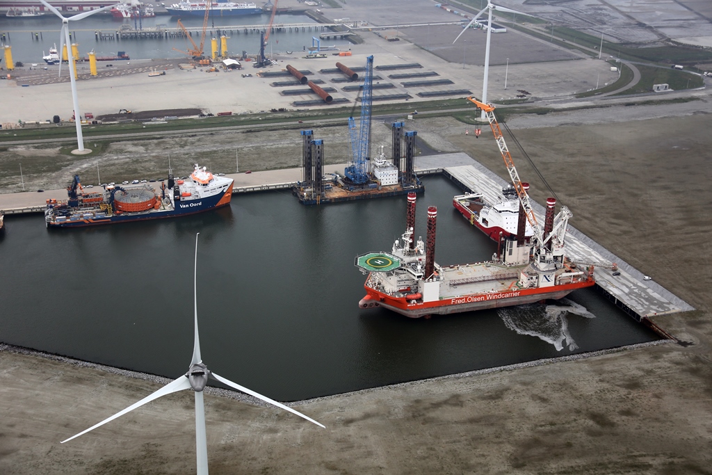 De voltooide Beatrixhaven ligt al vol met offshore vaartuigen 