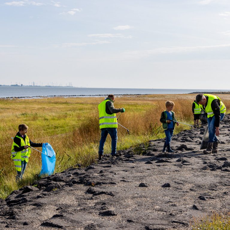 Opruimactie in Delfzijl tijdens World Cleanup Day een geslaagde dag
