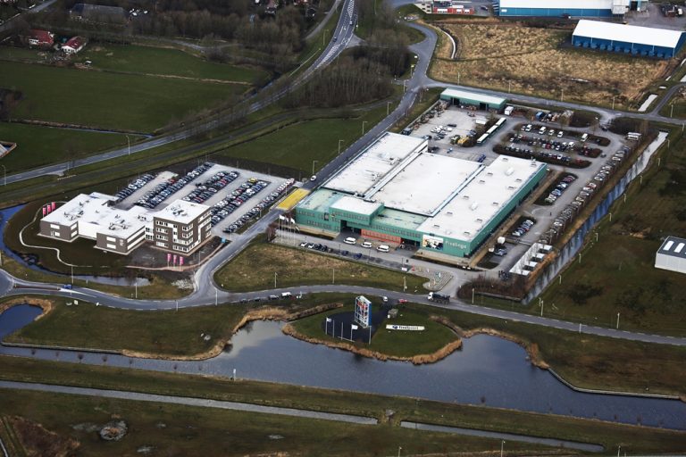 Rechts het pand van Fivelingo, waarin Biopack gevestigd is, op Bedrijvenpark Fivelpoort in Appingedam. Links het kantoor van CVW.