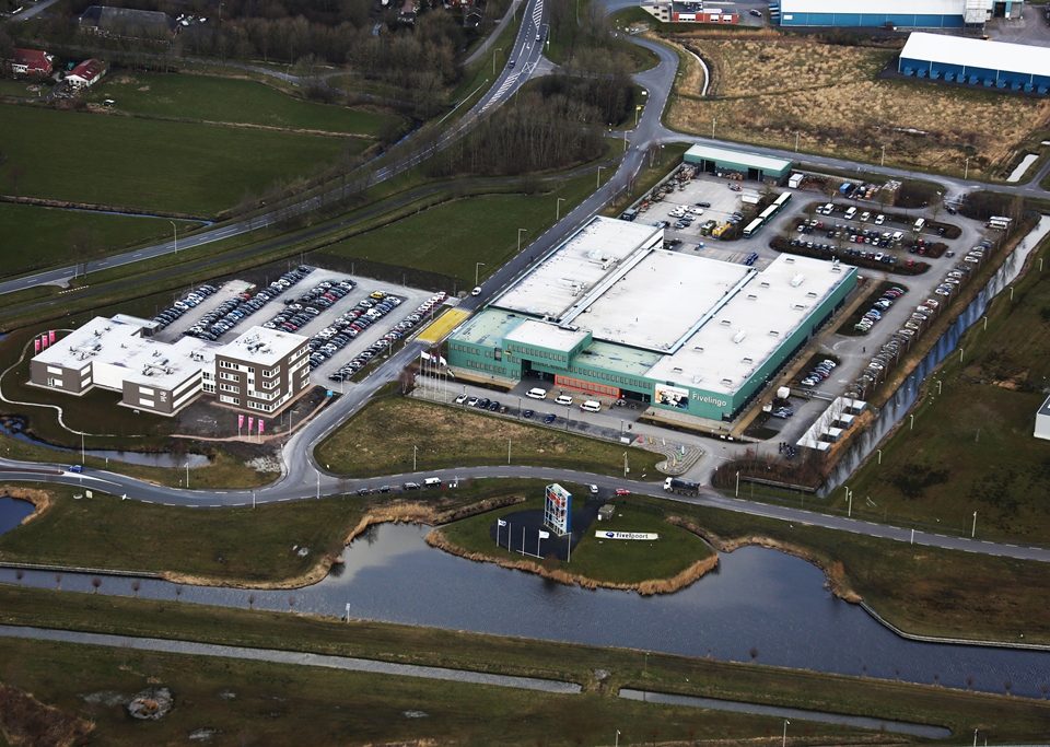 Rechts het pand van Fivelingo, waarin Biopack gevestigd is, op Bedrijvenpark Fivelpoort in Appingedam. Links het kantoor van CVW.