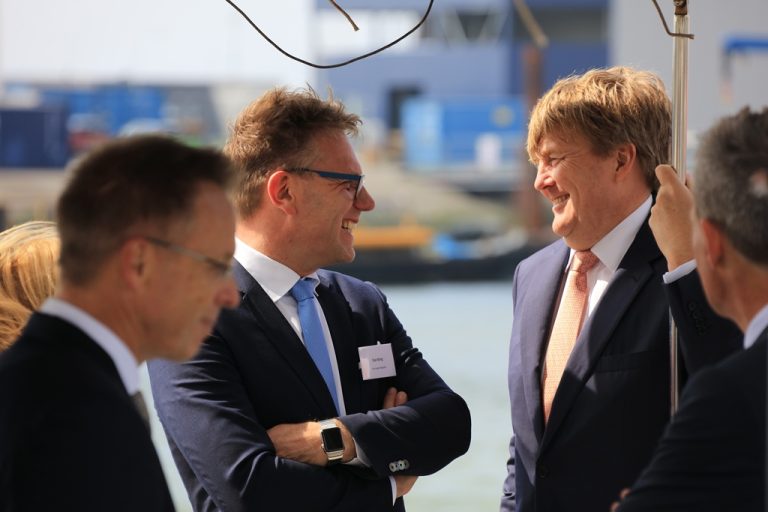 Spoorlijn en nieuwe station Eemshaven officieel geopend door koning Willem-Alexander