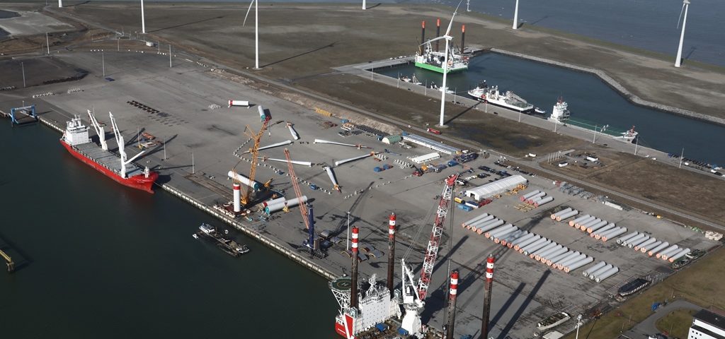 Het installatieschip MPI Enterprise ligt afgemeerd aan de kade van Orange Blue Terminals in de Eemshaven