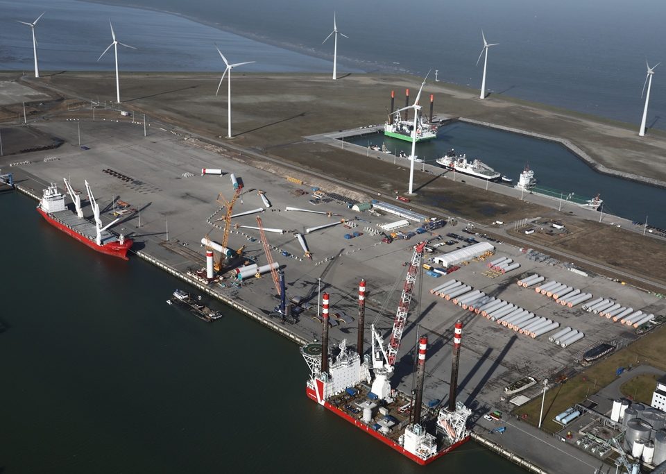 Het installatieschip MPI Enterprise ligt afgemeerd aan de kade van Orange Blue Terminals in de Eemshaven