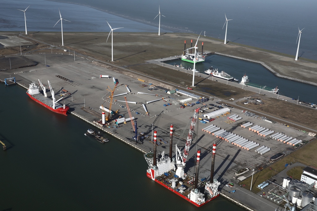 Het installatieschip MPI Enterprise ligt afgemeerd aan de kade van Orange Blue Terminals in de Eemshaven