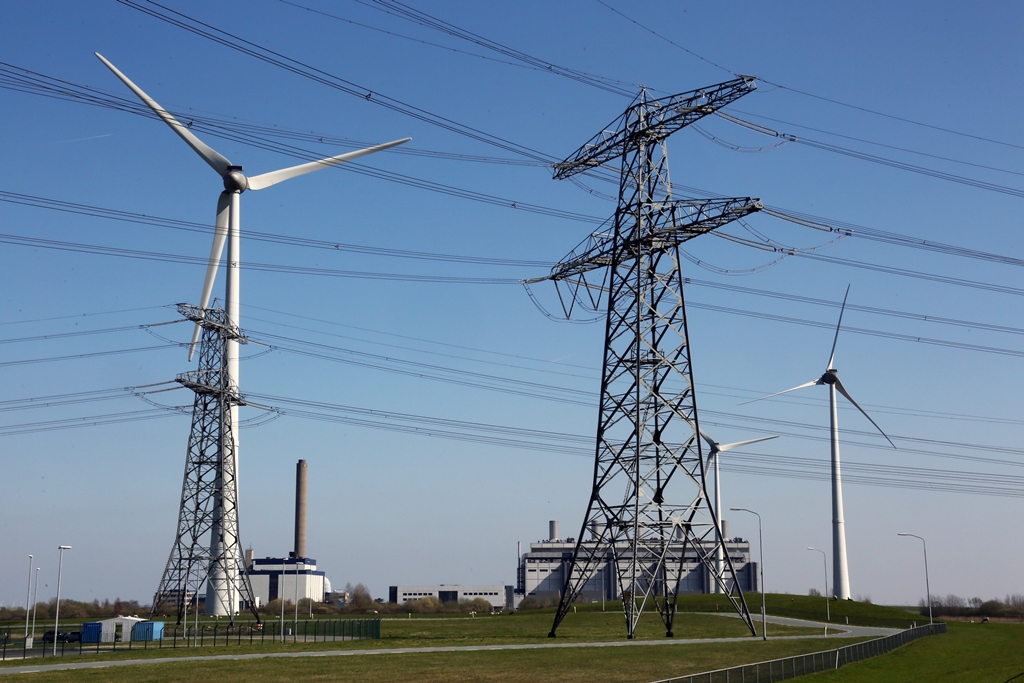 Hoogspanningsmasten in de Eemshaven