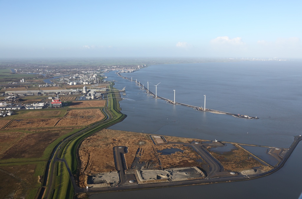Windpark Delfzijl Noord in aanbouw met op de voorgrond de Pier van Oterdum bij Delfzijl, waar vanaf maandag 19 januari de windturbines opgericht gaan worden 