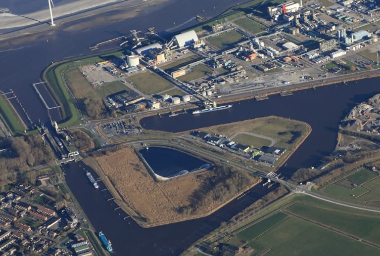Stremming buitenhoofdenbruggen zeesluis Farmsum voor wegverkeer