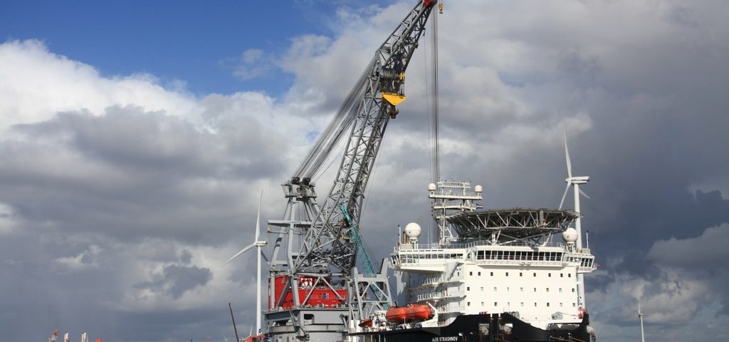 Het imposante kraanschip Oleg Strashnov aan de Noordkade van de Wilhelminahaven