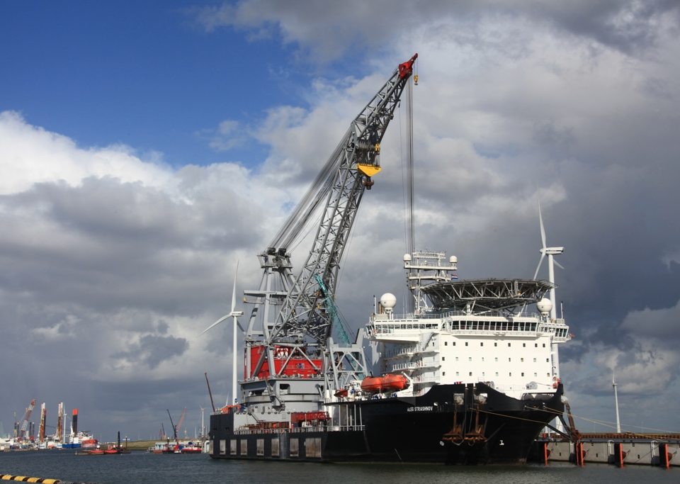 Het imposante kraanschip Oleg Strashnov aan de Noordkade van de Wilhelminahaven