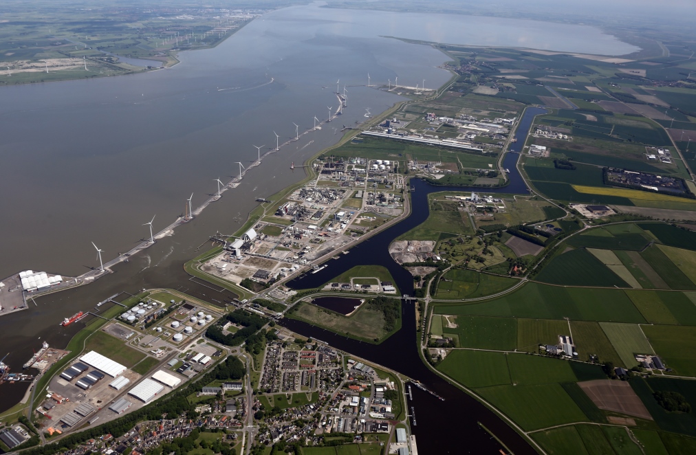 De haven en het industriegebied van Delfzijl aan de Eems met op de achtergrond de Dollard