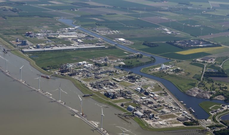 Oosterhorn- en Eemskanaal en Oosterhornhaven in Delfzijl voor miljoenen ‘geschoond en opgepoetst’