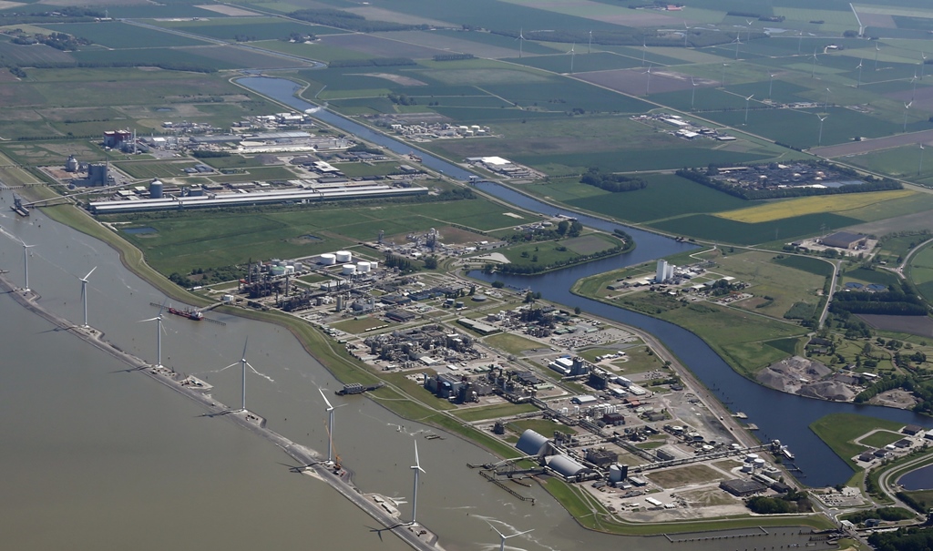 Het industriegebied Oosterhorn in Delfzijl met in het midden het opgeschoonde Oosterhornkanaal