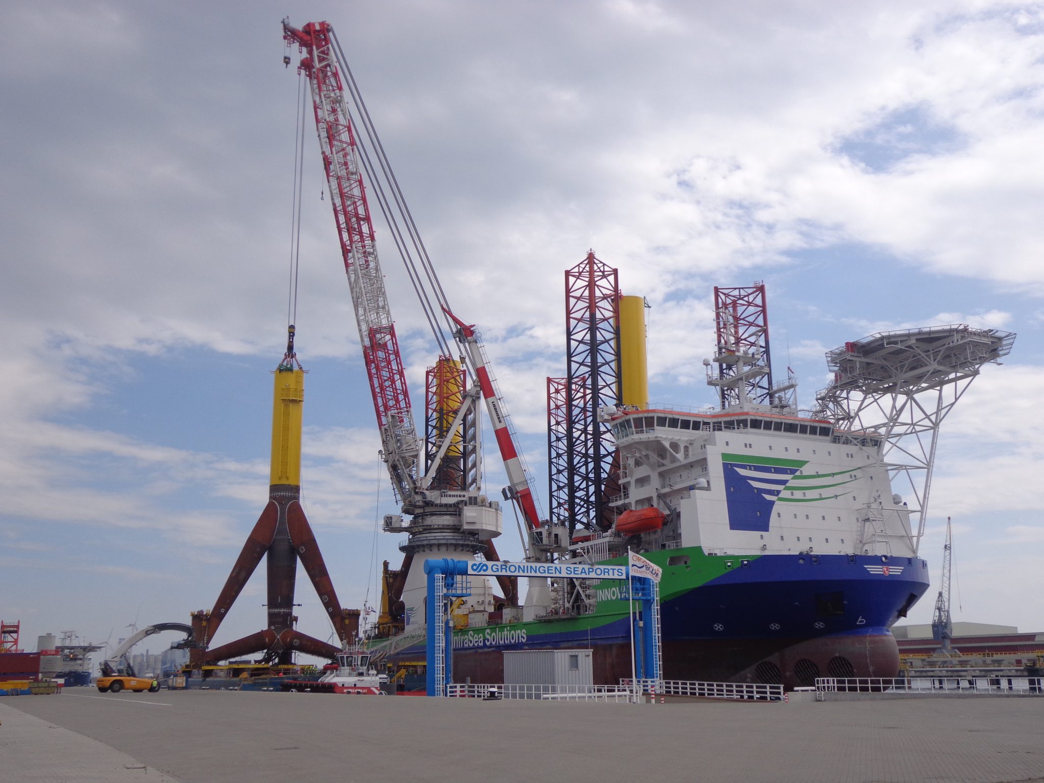 De Innovation afgemeerd in de Julianahaven bij Orange Blue Terminals, waar de tripods worden geladen